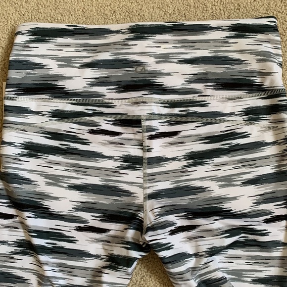 GapFit Gfast Capri Leggings - Picture 3 of 3